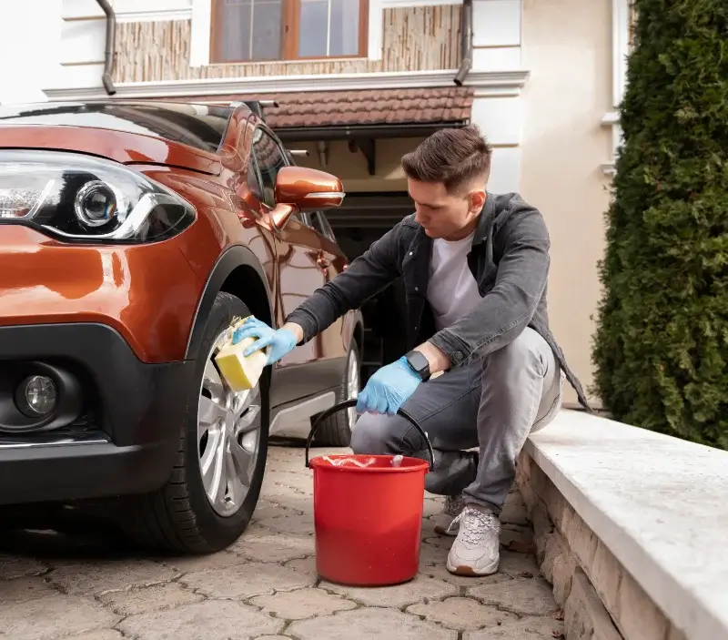 Lavage auto à domicile Le Perchay : professionnel intervenant sur un véhicule